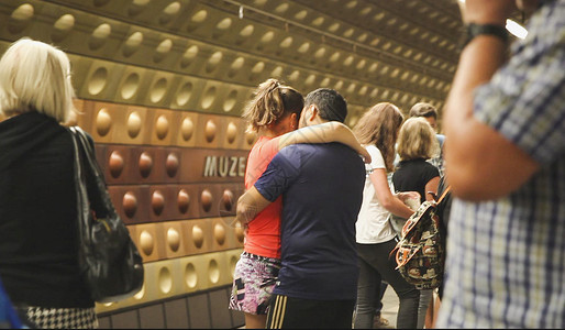 布拉格地铁站里相拥的情侣背景图片
