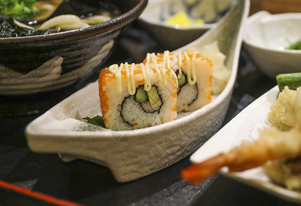 日式鱼子寿司图片