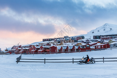 北极城市朗伊尔城冬季城市雪景图片