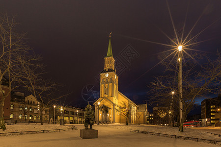 挪威特罗姆瑟教堂夜景图片