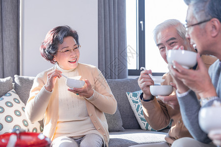 叻沙汤老年人家庭聚会背景