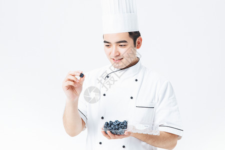 厨师拿着蓝莓背景
