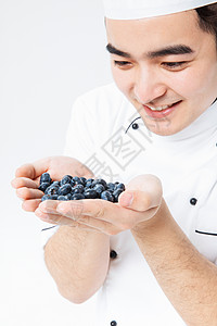 厨师拿着蓝莓高清图片