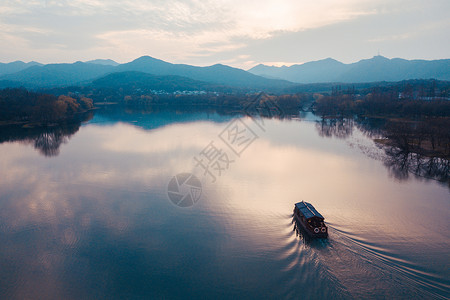 航拍西湖水面上的船高清图片