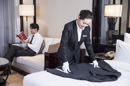 酒店服务人员叠衣服人物高清图片素材