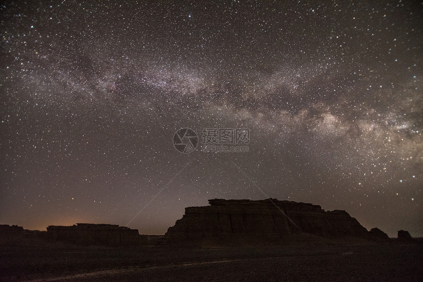 新疆雅丹地貌夜景星空银河图片