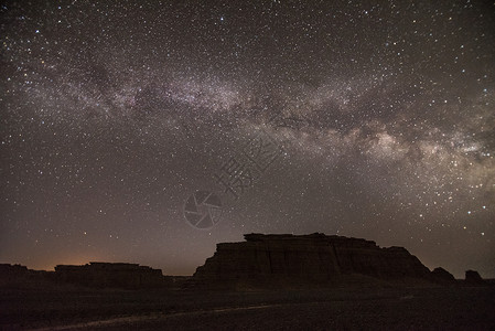 新疆雅丹地貌夜景星空银河高清图片