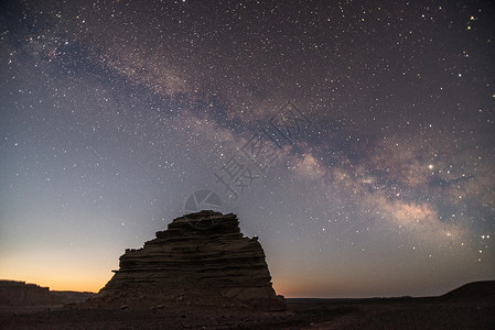 新疆雅丹地貌夜景星空银河高清图片