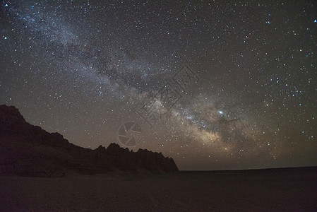 新疆雅丹地貌夜景星空银河背景图片