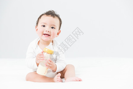 宝宝手印婴儿抱奶瓶背景