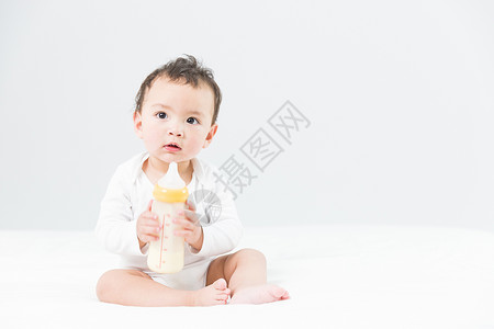 婴儿喝奶坐立人物素材高清图片