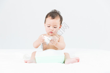 婴儿玩纸巾图片