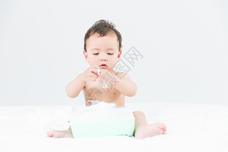 婴儿玩纸巾宝宝纸巾高清图片