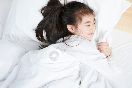儿童节小女孩抱着枕头背景图片
