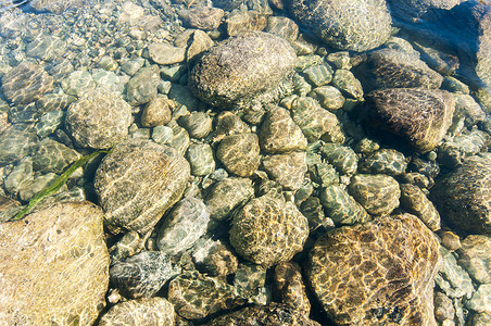 清澈的河水清澈河水鹅卵石背景