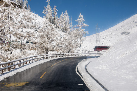 公路交通冬季雪路背景图片