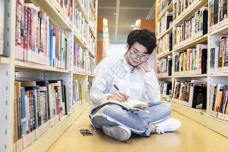 世界就在脚下在图书馆学习的大学生背景