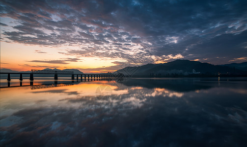 水中光影鸭绿江大桥背景