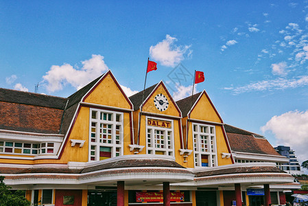 蓝天下的越南最美车站侧影背景图片