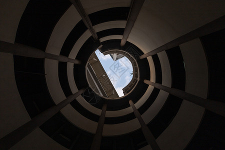 圆形建筑仰视图重庆市特色天井设计仰视阳光背景