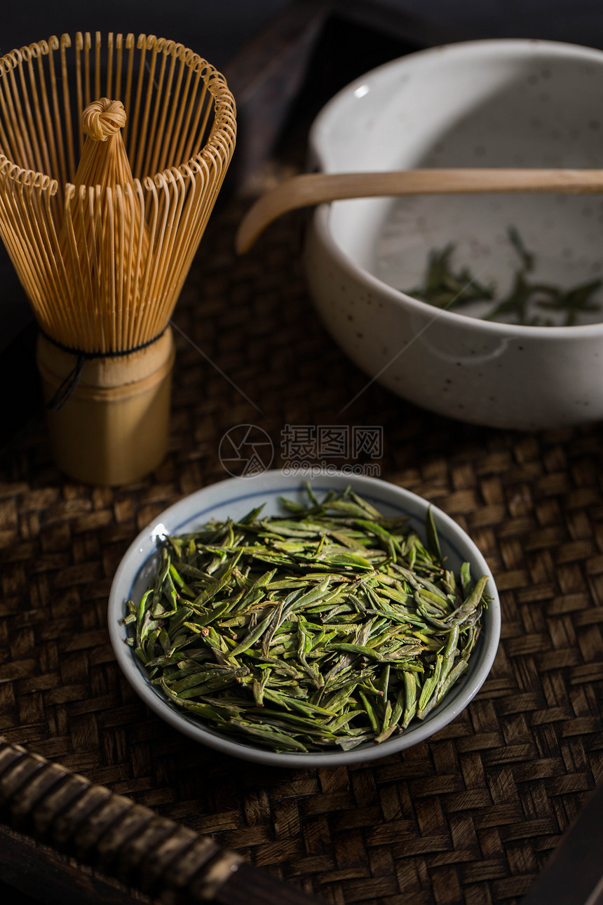 明前绿茶青叶甘露雀舌茶古风图片