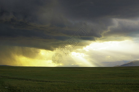 新疆天山草原日落耶稣光自然环境图片