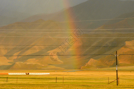 新疆天山秋雨彩虹背景图片