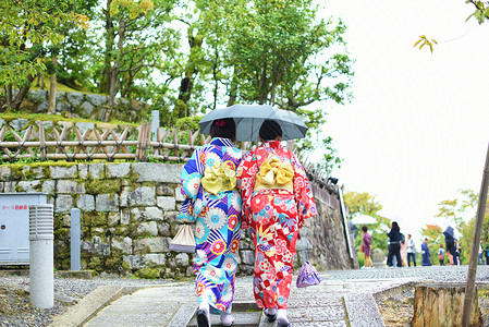 撑伞少女京都路上和服美女背影背景