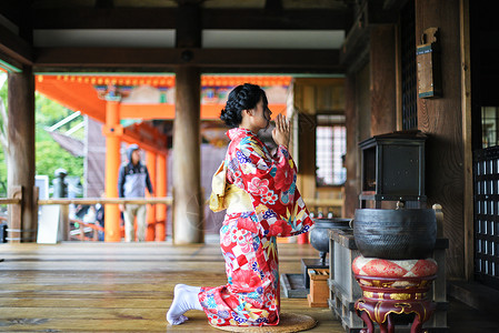 京都清水寺和服少女祈福高清图片