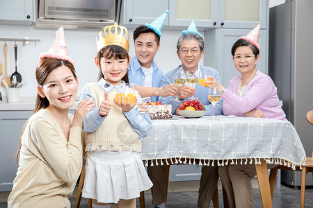 一家人欢乐的庆祝生日图片