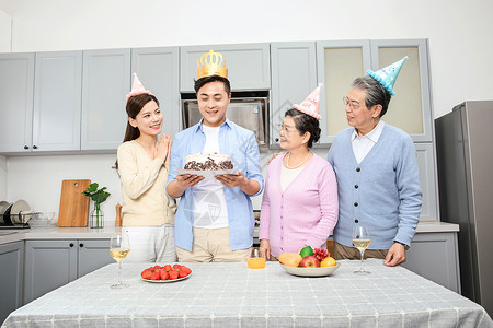 一家人欢乐的庆祝生日蛋糕高清图片素材