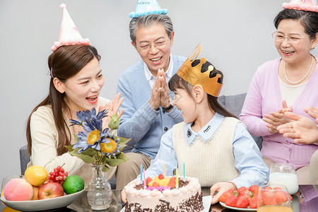 一家人欢乐地庆祝生日温馨高清图片素材