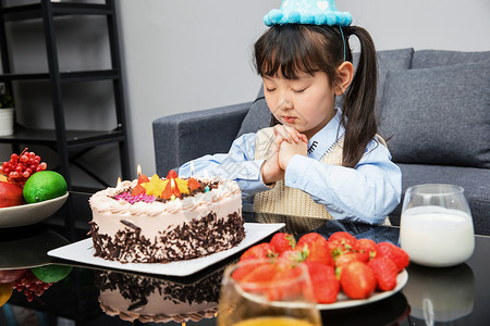 小女孩生日许愿图片