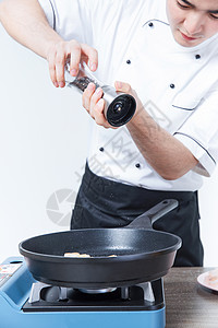 厨师撒黑胡椒背景图片