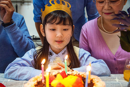 小女孩过生日吹蜡烛蛋糕高清图片素材