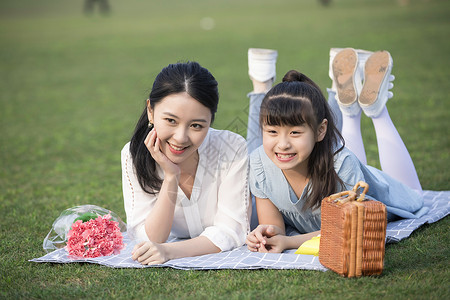 女儿和妈妈草地上玩耍图片