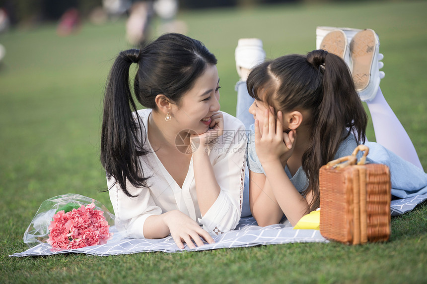 女儿和妈妈草地上玩耍图片