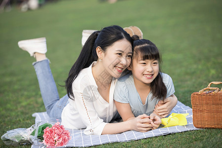 女儿和妈妈草地上玩耍温馨高清图片素材