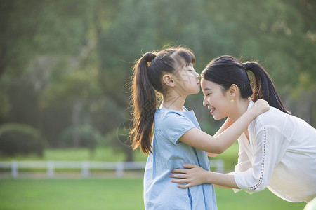 女儿亲吻妈妈图片