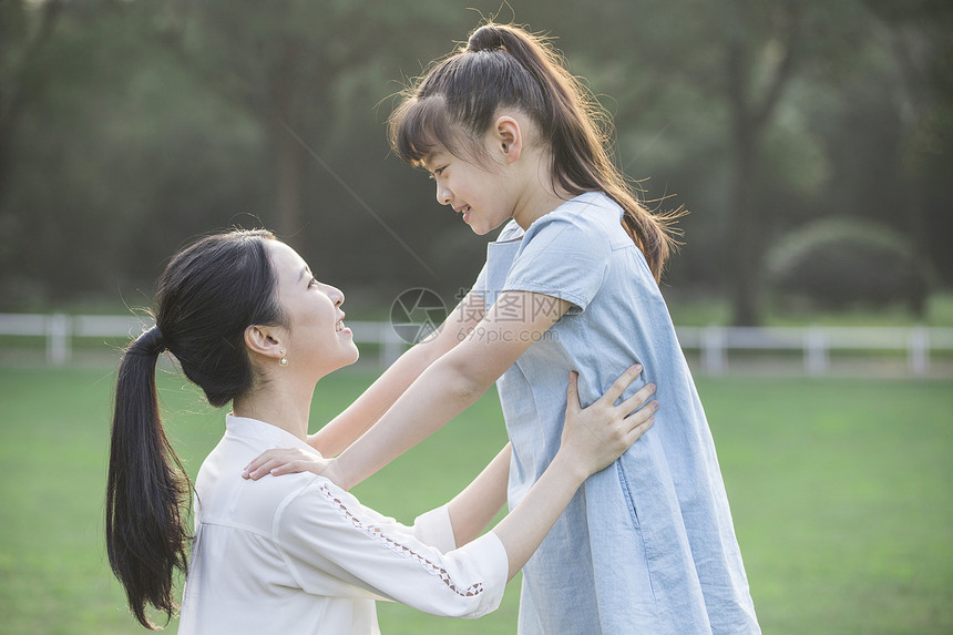 女儿和妈妈亲密玩耍图片