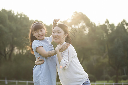 女儿和妈妈草地上玩耍图片