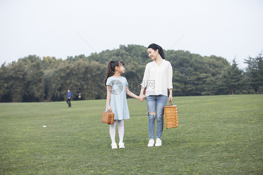 女儿和妈妈在草坪散步图片