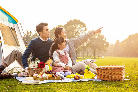 一家人欢乐地外出野餐背景图片