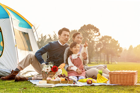 一家人欢乐地外出野餐背景图片