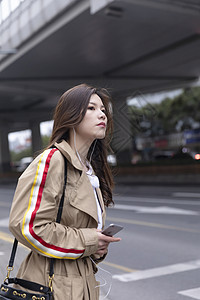 美女等车焦急等待高清图片