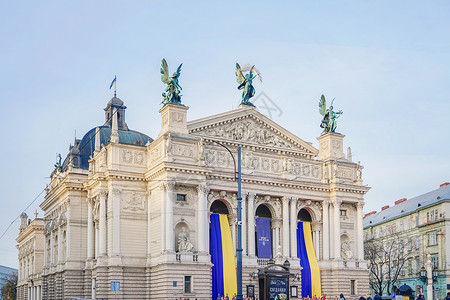 乌克兰利沃夫老城大剧院背景图片