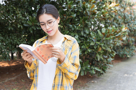 年轻女性户外阅读图片
