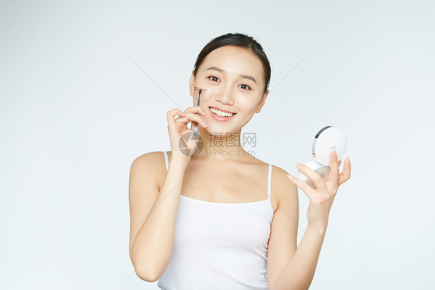 女性化妆带假睫毛图片