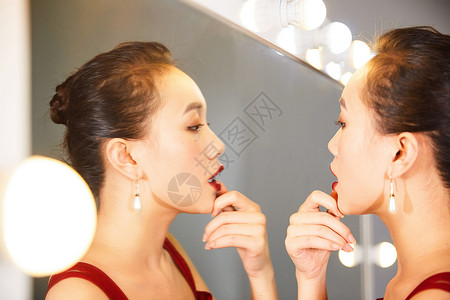 化妆镜前的性感美女背景图片