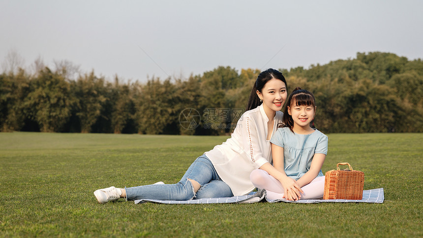 妈妈和女儿在草坪玩耍图片